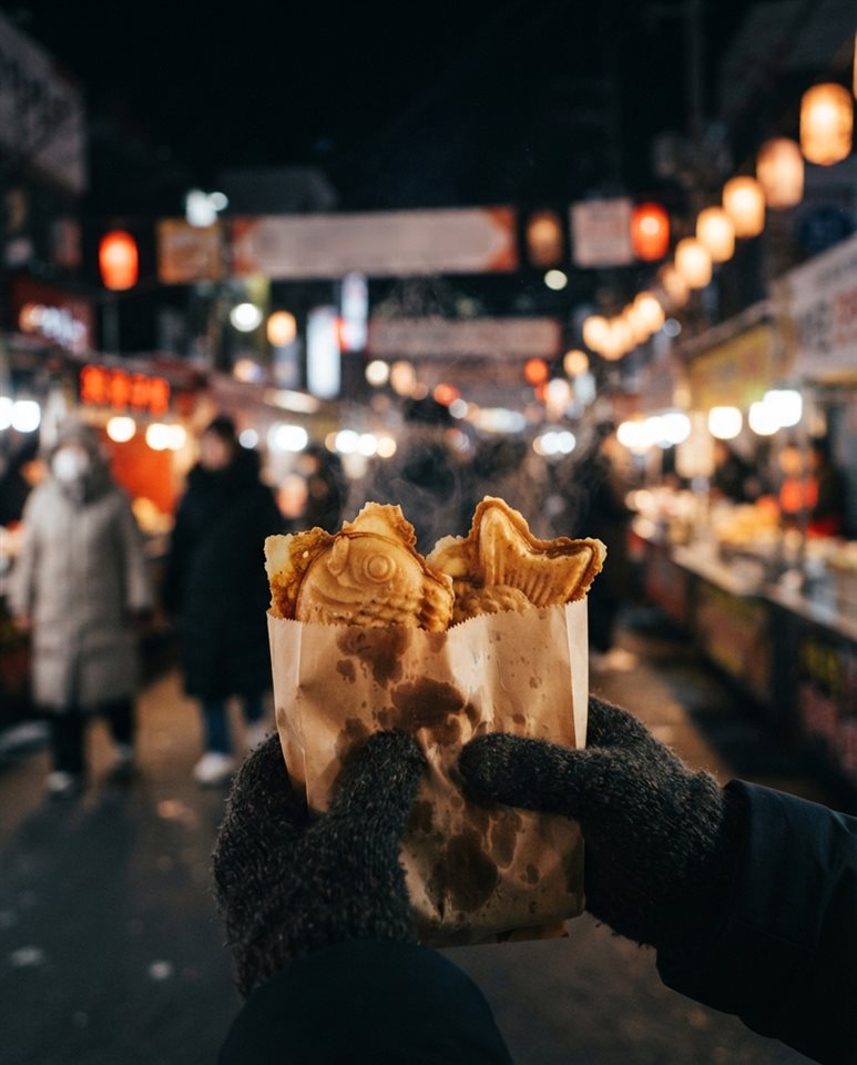 겨울날 종이봉투에 담긴 붕어빵, 시네마틱 영화 장면, 위쪽에 글자 넣을 여백이 있는 넓은 구도, 선명한 색감, 강한 대비, 생동감 있는 분위기, 4:5 비율
