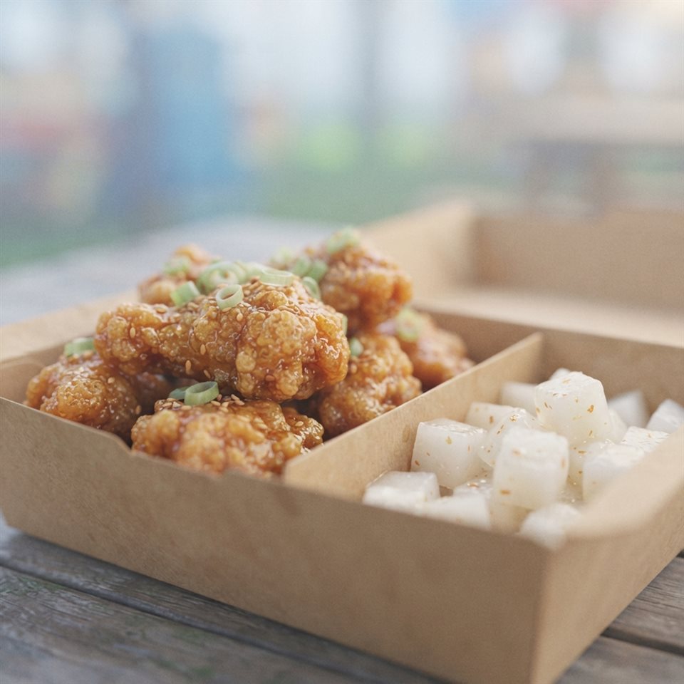 치킨무와 함께 상자에 담긴 바삭한 치킨, 부드러운 3D 렌더링, 가까이 담은 디테일, 얕은 심도, 아침 안개, 몽환적인 분위기, 1:1 비율
