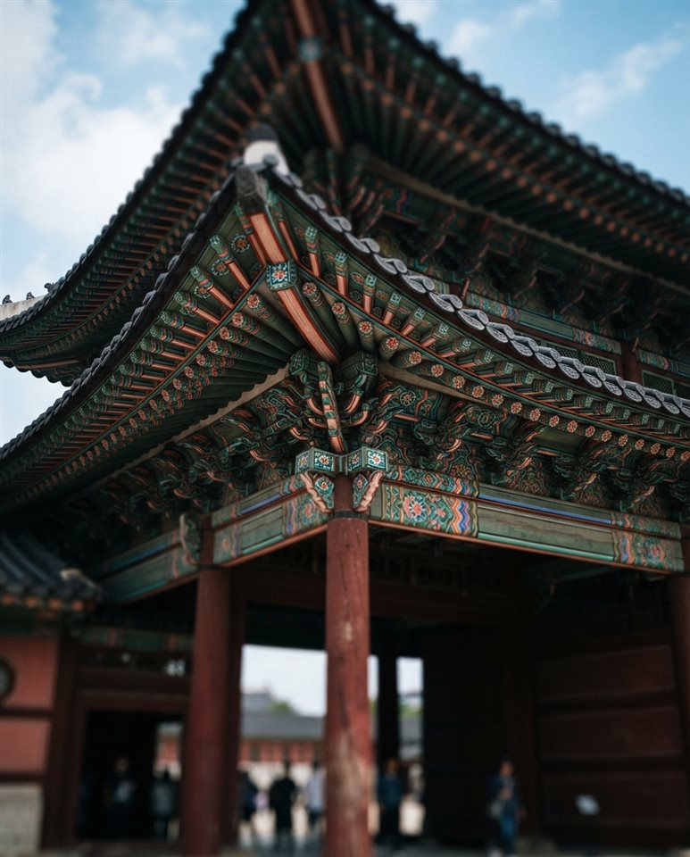 화려한 단청이 있는 웅장한 전통 궁궐 문, 시네마틱 영화 장면, 가까이 담은 디테일, 얕은 심도, 선명한 색감, 강한 대비, 생동감 있는 분위기, 4:5 비율