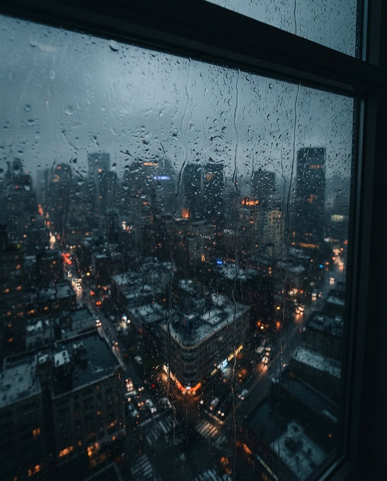 窗戶上落下雨滴，背景為模糊的城市景觀，寫實照片，高角度俯視視角，神祕黑暗色調，戲劇性燈光，4:5比例