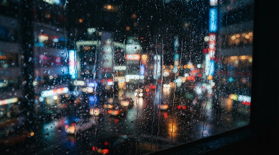 窗戶上落下雨滴，背景為模糊的城市景觀，電影感畫面，特寫細節伴隨淺景深，鮮豔色彩，高對比度，充滿活力，16:9比例