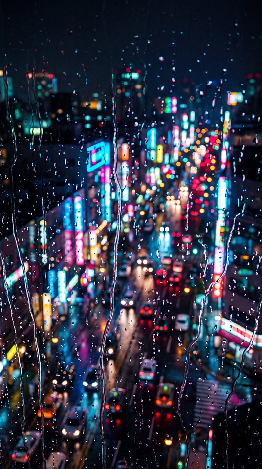 帶有模糊城市燈光的雨夜窗戶柔和3D渲染，高角度俯視視角，鮮明色彩，高對比度，充滿活力，9:16比例