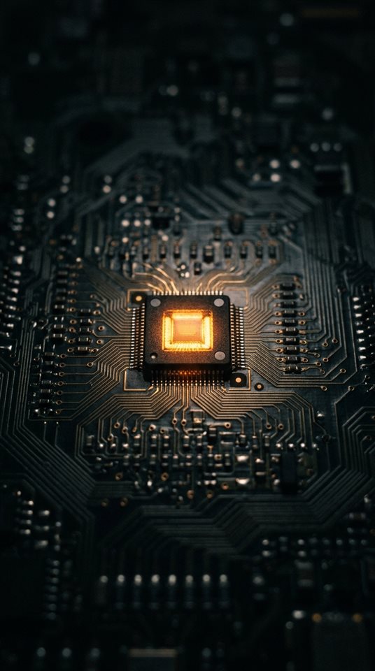 電路板上發光晶片的電影劇照，置中主體搭配簡單整潔的構圖，憂鬱暗色調，戲劇性燈光，9:16比例