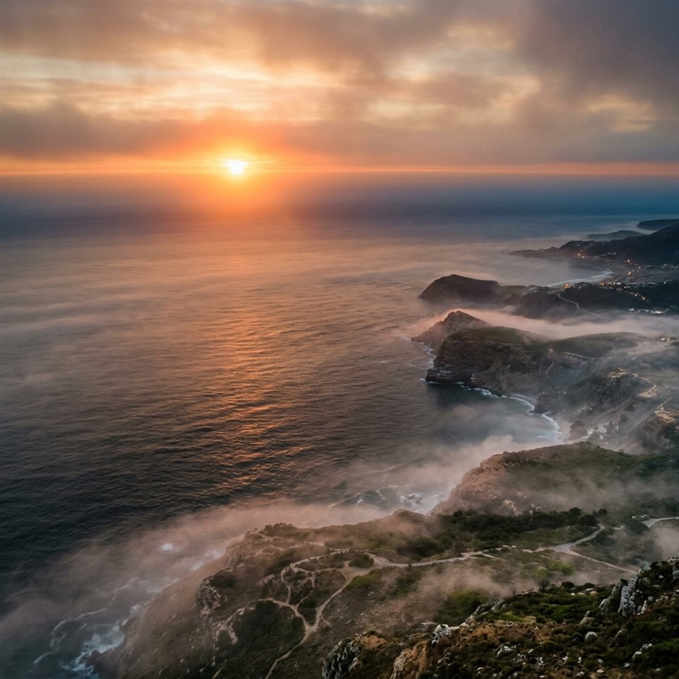 海に沈む夕日のリアルな写真、上からのハイアングルビュー、朝の霧のかすみ、夢幻的な雰囲気、1:1 アスペクト比