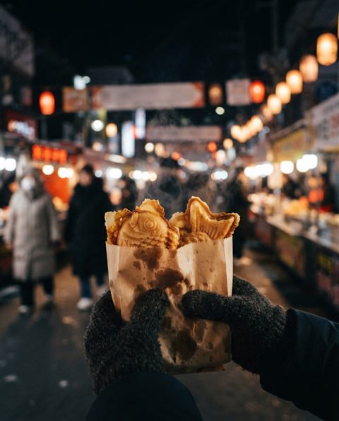 겨울날 종이봉투에 담긴 붕어빵, 시네마틱 영화 장면, 위쪽에 글자 넣을 여백이 있는 넓은 구도, 선명한 색감, 강한 대비, 생동감 있는 분위기, 4:5 비율
