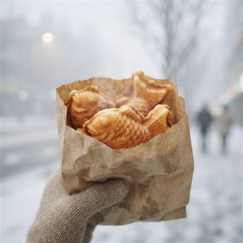 겨울날 종이봉투에 담긴 붕어빵, 부드러운 3D 렌더링, 가까이 담은 디테일, 얕은 심도, 아침 안개, 몽환적인 분위기, 1:1 비율
