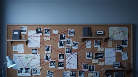 Soft 3d render of detective evidence board with photos and red strings, no readable writing, wide shot with open space at the top for text, cool blue tones, quiet atmosphere, 16:9 aspect ratio