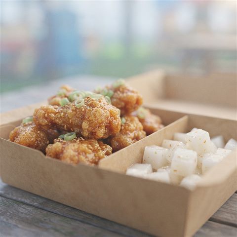 치킨무와 함께 상자에 담긴 바삭한 치킨, 부드러운 3D 렌더링, 가까이 담은 디테일, 얕은 심도, 아침 안개, 몽환적인 분위기, 1:1 비율