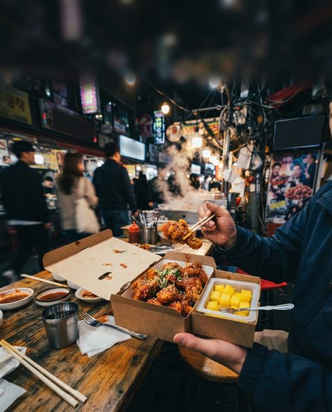 치킨무와 함께 상자에 담긴 바삭한 치킨, 시네마틱 영화 장면, 위쪽에 글자 넣을 여백이 있는 넓은 구도, 선명한 색감, 강한 대비, 생동감 있는 분위기, 4:5 비율