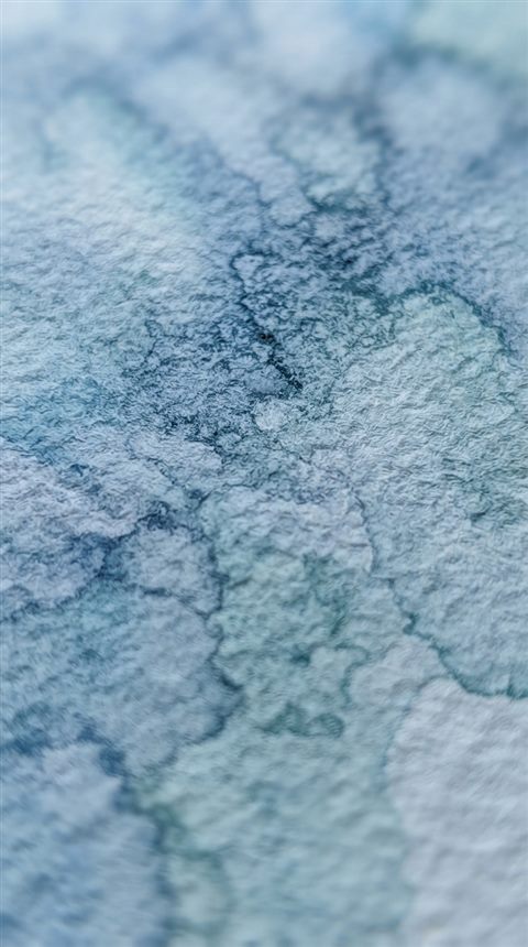 Watercolor illustration of paper texture, close-up detail with shallow depth of field, cool blue tones, quiet atmosphere, 9:16 aspect ratio