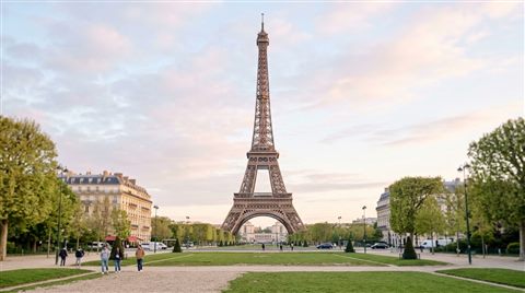 Photorealistic photo of the Eiffel Tower in Paris, centered subject with a simple uncluttered composition, soft pastel colors, bright and cozy, 16:9 aspect ratio